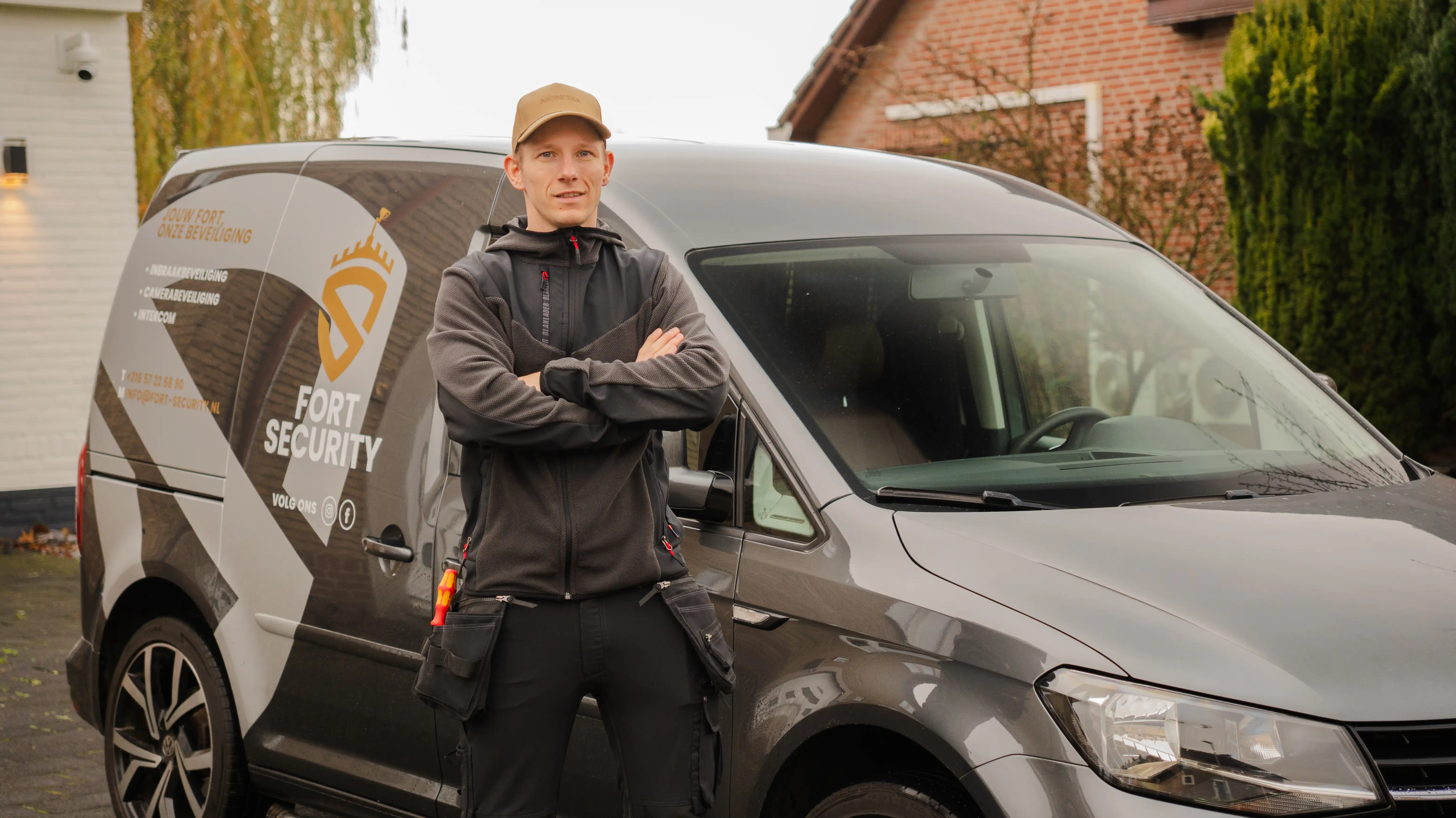 Jimmy Jaspers, oprichter van Fort Security, voor de bedrijfsauto
