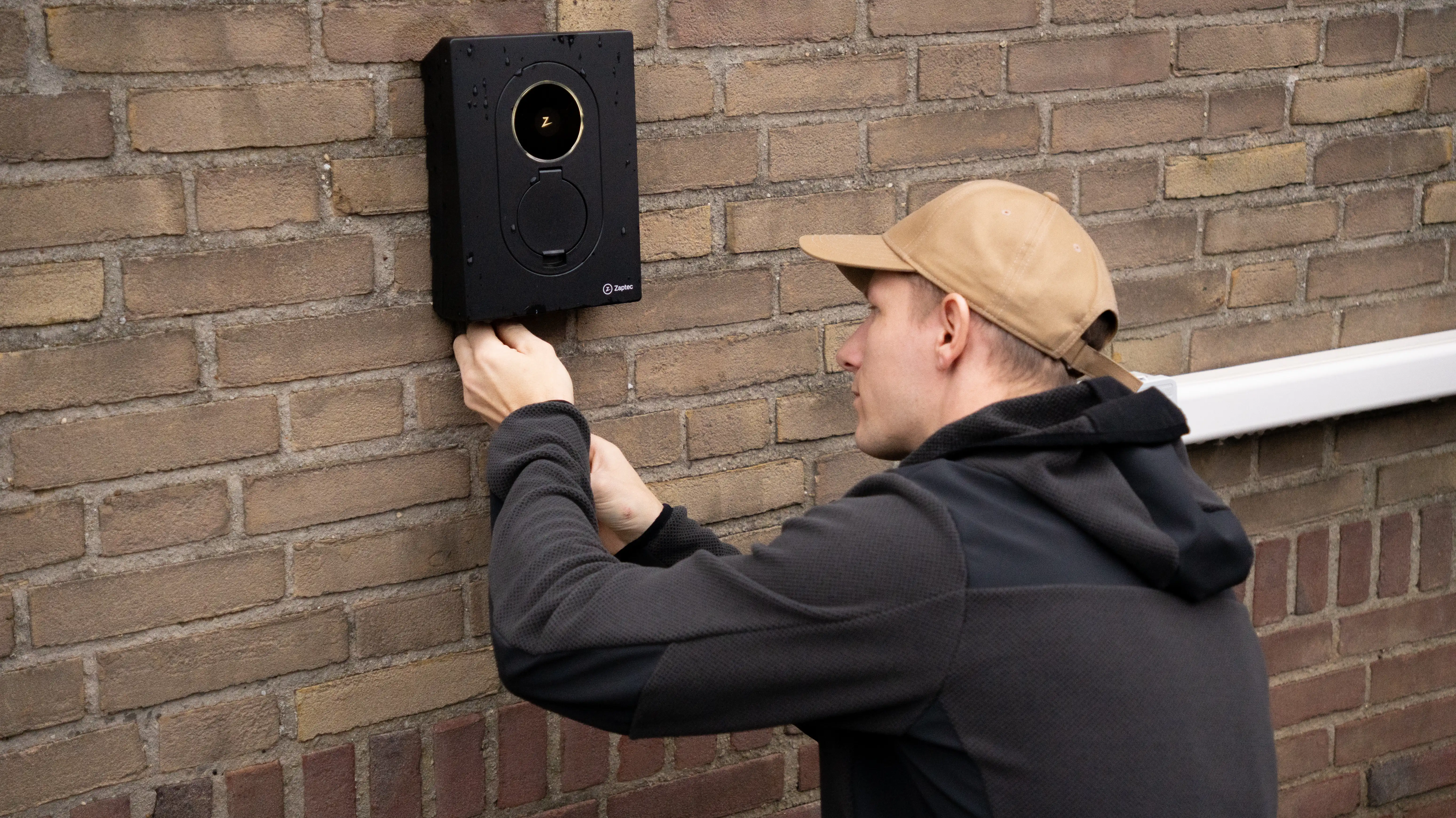 Laadpaal-installatie door Fort Security: wand­gemonteerde Type 2-laadpaal met nette kabelroute en aparte groep.