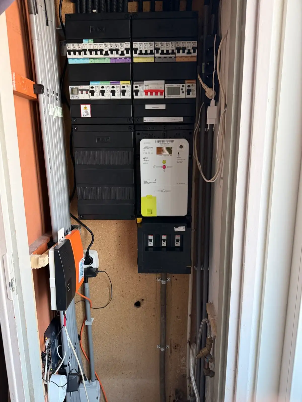 Meterkast ná renovatie door Fort Security: ruime groepenkast met twee rijen gelabelde groepen, slimme meter en UPS netjes ingebouwd op DIN-rail.