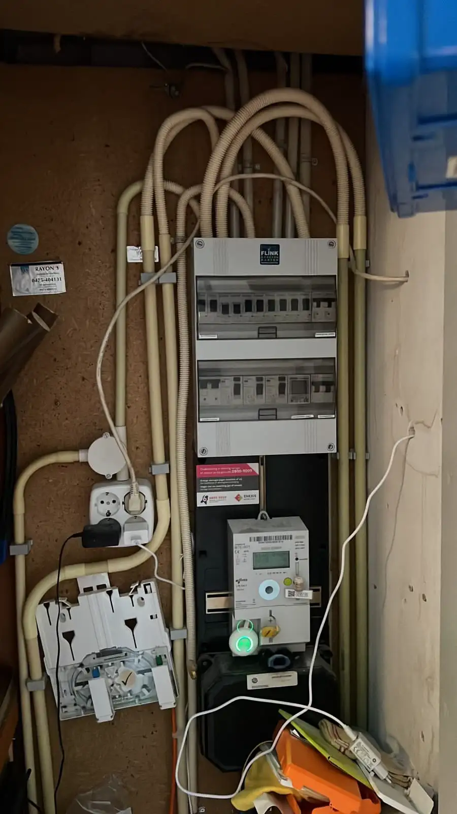 Meterkast vóór renovatie: krappe groepenkast met losse buis­bochten en oude bekabeling, geen ruimte voor camera-apparatuur en UPS.